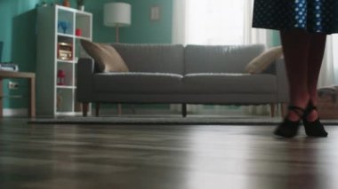 Kadın Bacakları Oturma Odasında Dans Ediyor