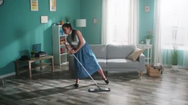 Kadın Dansçı İzolasyonda Eğlendi