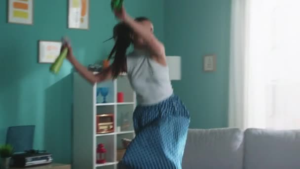Energetische Frau hat Spaß beim Putzen der Wohnung — Stockvideo