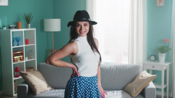 Retrato de mujer joven en top blanco — Vídeos de Stock