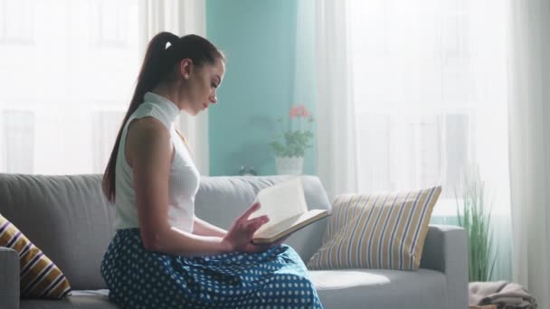 Mladá žena studentka čte knihu — Stock video