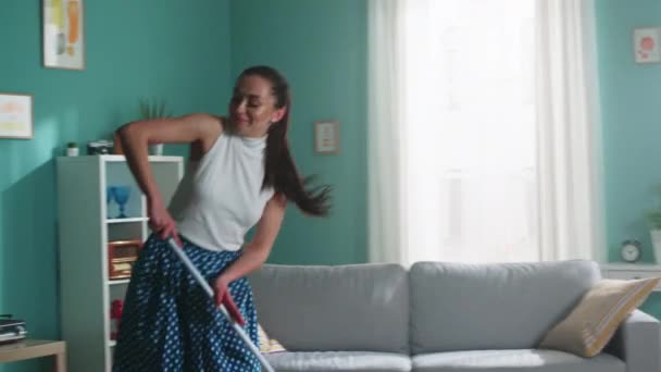 Žena čistí podlahu a tančí — Stock video