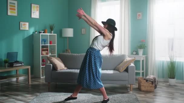 Frau mit schwarzem Hut übt — Stockvideo