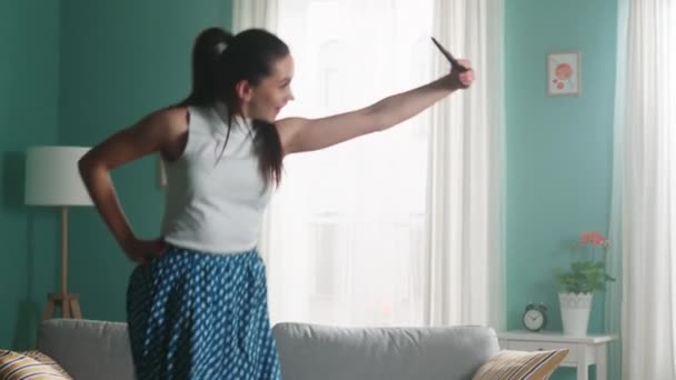 젊은 여자가 스마트폰으로 유익 한 비디오를 녹화하고 있다 — 비디오