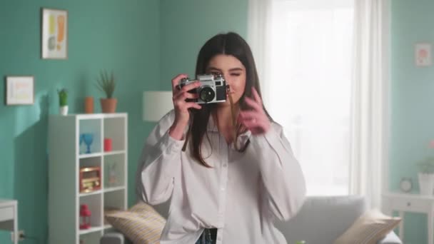 Mujer fotógrafa se divierte en casa — Vídeos de Stock