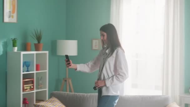 Lady Blogger está grabando vídeo en casa — Vídeos de Stock