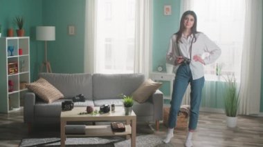 Kadın Fotoğrafçı Oturma Odasında Duruyor