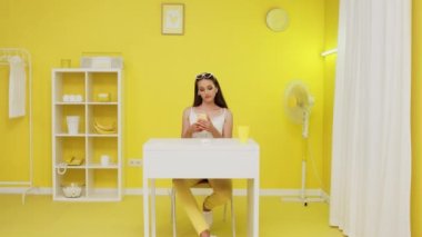 Genç bayan akıllı telefon kullanıyor.