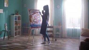 Afrikalı Kadın Blogcu Stüdyosunda Video Çekiyor