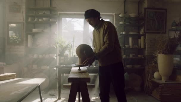El hombre está trabajando en el estudio de cerámica — Vídeos de Stock