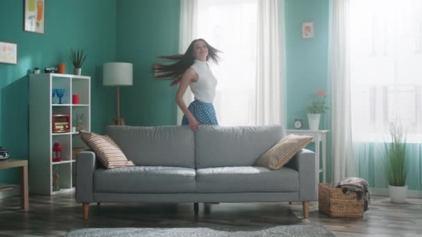 Femme danse dans l'appartement — Video