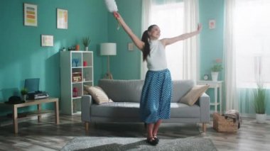 Enerjik Kadın Dans ve Temizlik Salonunda