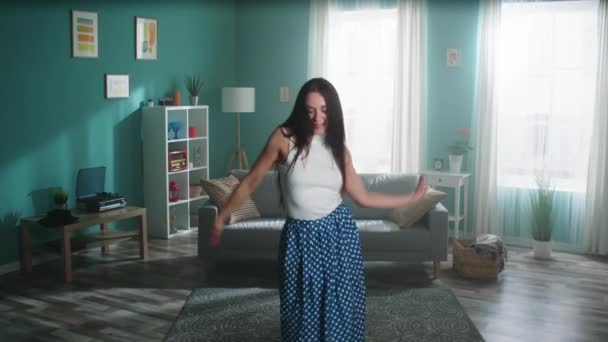 Aktive und energische Frau tanzt — Stockvideo