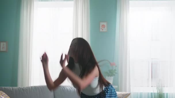 Mujer joven con mentalidad positiva está bailando — Vídeo de stock