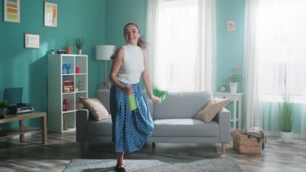 Mulher está dançando em plano com ferramentas de limpeza — Vídeo de Stock