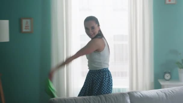 Mulher energética está ocupada com a limpeza — Vídeo de Stock