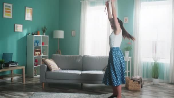 Jeune femme de ménage danse avec brosse de nettoyage à la maison — Video