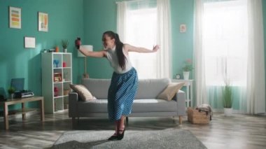 Genç Kadın Dansçı Evde Eğleniyor