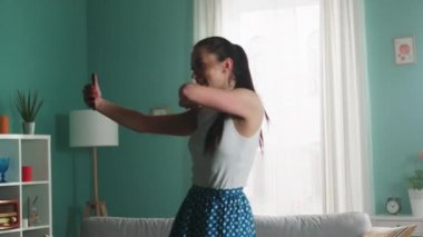 Genç Kadın Akıllı Telefon Kullanarak Video Yayını Yapıyor