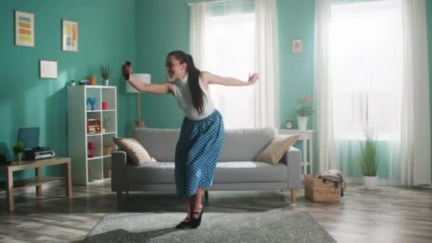 Fiatal nő táncos szórakozik otthon — Stock videók