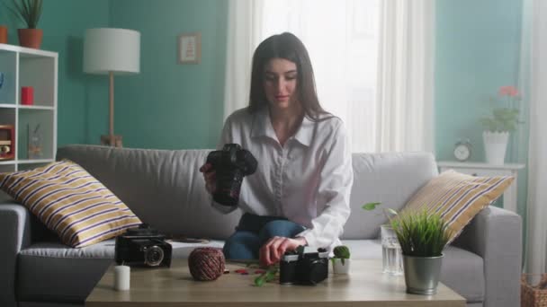 Kobieta jest zajęta fotografowaniem obiektu. — Wideo stockowe