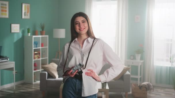 Retrato de fotógrafa mujer feliz — Vídeos de Stock