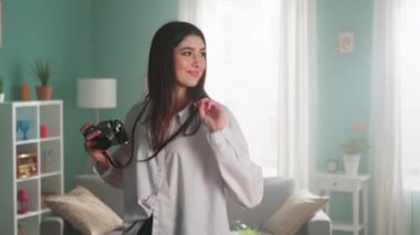Kadın Fotoğrafçı Oturma odasında Dans Ediyor