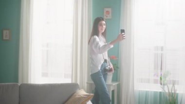 Kadın blogcu yaşam tarzı hakkında video kaydediyor
