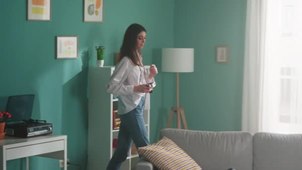 Mujer bloguera está probando nueva cámara — Vídeo de stock