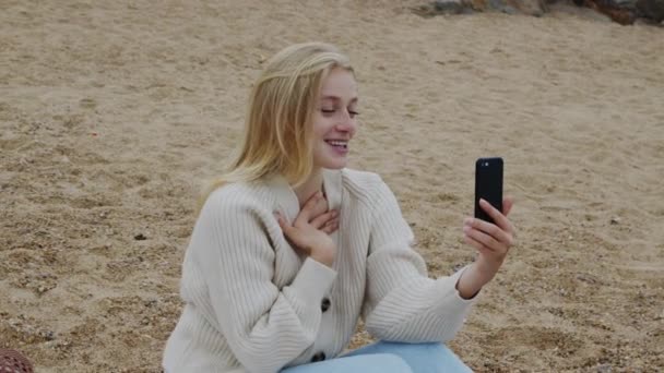 Pretty Blonde Kobieta ma połączenie wideo w telefonie komórkowym — Wideo stockowe