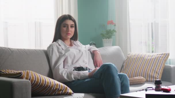 Retrato de mujer segura en la sala de estar — Vídeos de Stock