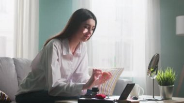 Kadın İnternette Takipçilere Kozmetik Gösteriyor
