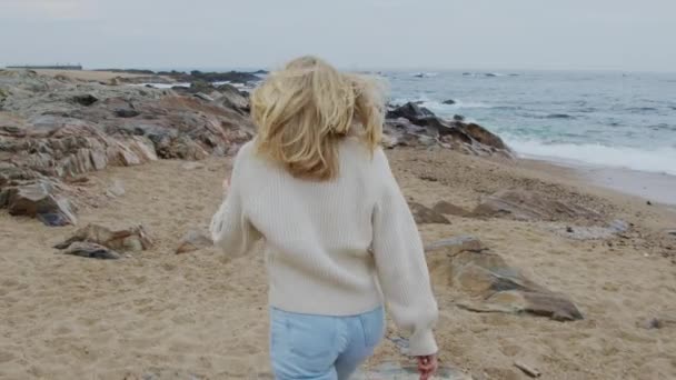 A nő Rocky Beach-en sétál. — Stock videók