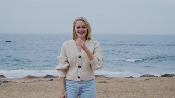 Retrato de mujer rubia feliz — Vídeos de Stock
