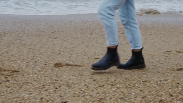 Piernas femeninas caminando en la costa del océano — Vídeos de Stock