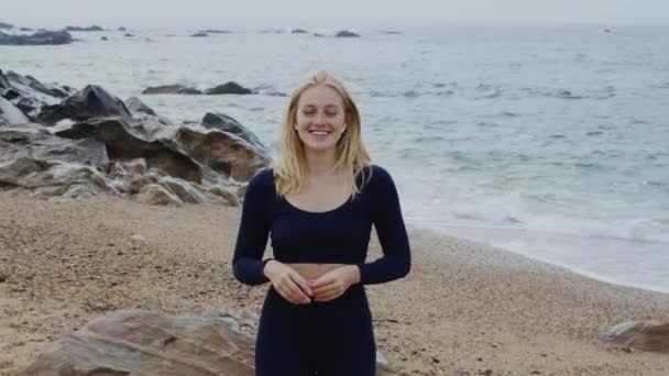 Porträtt av Happy Fit Woman stående på stranden — Stockvideo