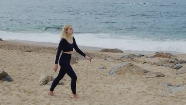 Mujer en forma está caminando en la playa — Vídeo de stock