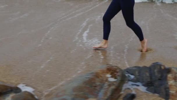 Slim piernas femeninas corriendo en la playa — Vídeo de stock
