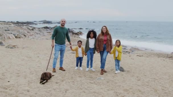 Sahildeki Mutlu Karışık Irk Ailesinin Portresi — Stok video