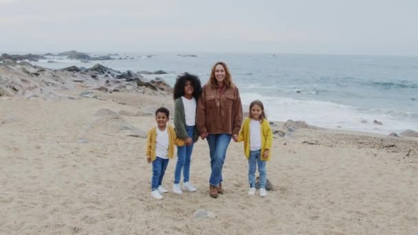 Retrato de mamá joven con niños — Vídeos de Stock