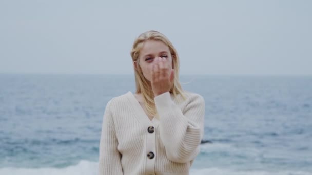 Portrét mladé blondýny venku — Stock video