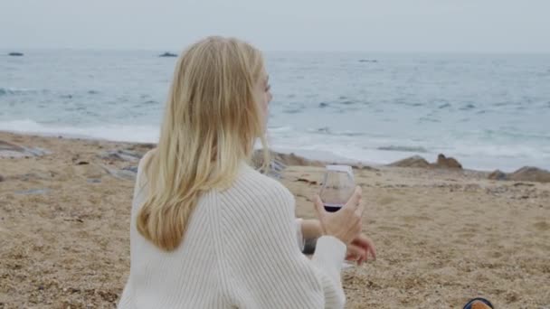 Mulher é relaxante na praia — Vídeo de Stock