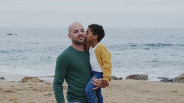 Ritratto di giovane papà che tiene il suo piccolo ragazzo tra le braccia — Video Stock