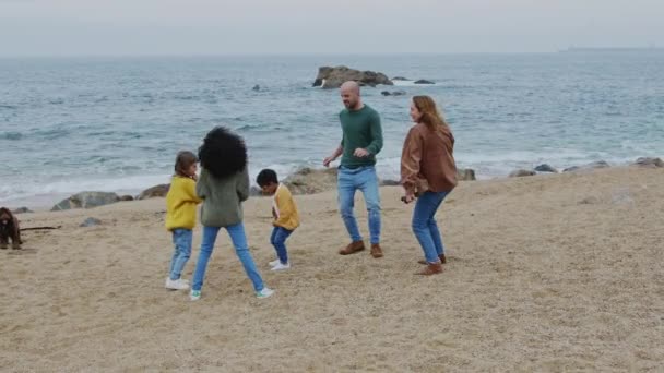 Giovane famiglia tempo libero all'aperto sulla costa dell'oceano — Video Stock
