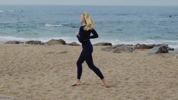 Товста жінка біжить на пляжі — стокове відео