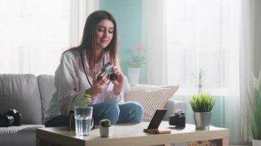 Genç kadın video incelemesi yapıyor.
