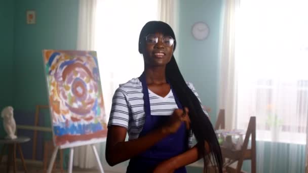 Black Woman Artist Levegőcsók küldése — Stock videók