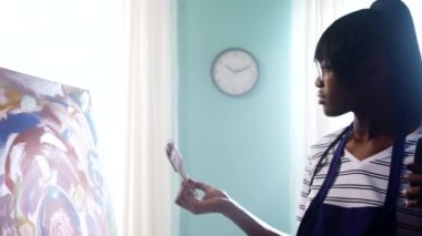 Kadın Soyut Resim Yapıyor ve Vlog Çekiyor