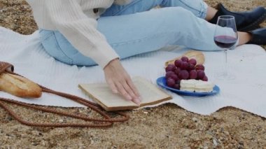 Kadınların sahilde güzel boş vakitleri vardır.
