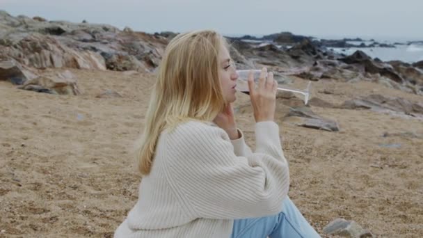 Mulher tem tempo livre na praia — Vídeo de Stock